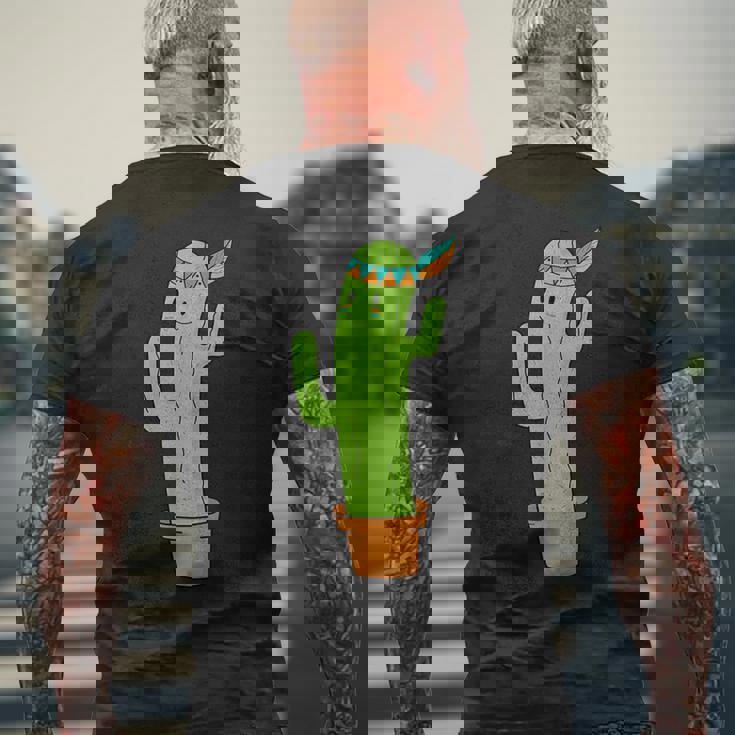 先住民のサボテンと頭飾りと羽 メンズTシャツ バックプリント 高齢者への贈り物
