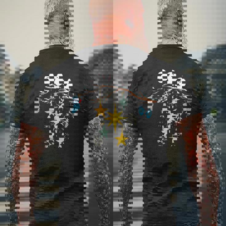 冬の飾り付けを楽しむ北海道の小鳥 シマエナガ 雪の結晶 メンズTシャツ バックプリント 高齢者への贈り物