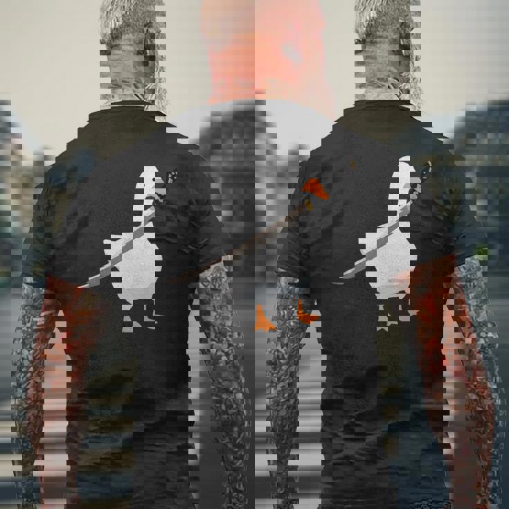 刀を持ったアヒルと剣を持つアヒル 刀包丁 ガチョウ メンズTシャツ バックプリント 高齢者への贈り物