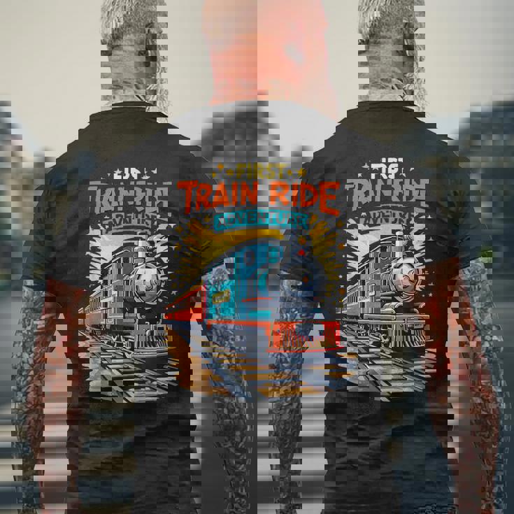 初電車 乗る 鉄道 アドベンチャー 風景 旅行 メモリーギア メンズTシャツ バックプリント 高齢者への贈り物