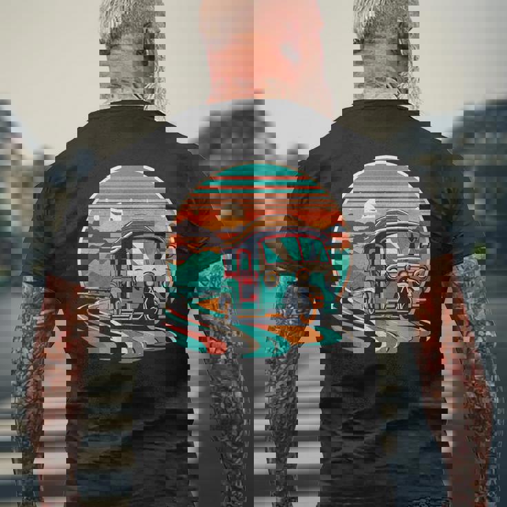 前景にアジアのトゥクトゥク メンズTシャツ バックプリント 高齢者への贈り物