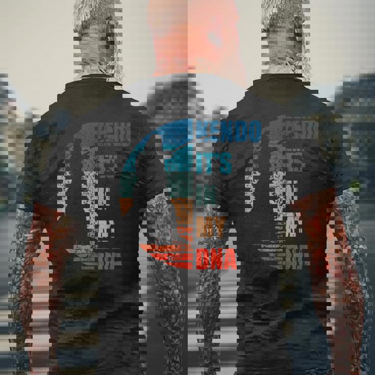 剣道 日本の武道 デザイン メンズTシャツ バックプリント 高齢者への贈り物