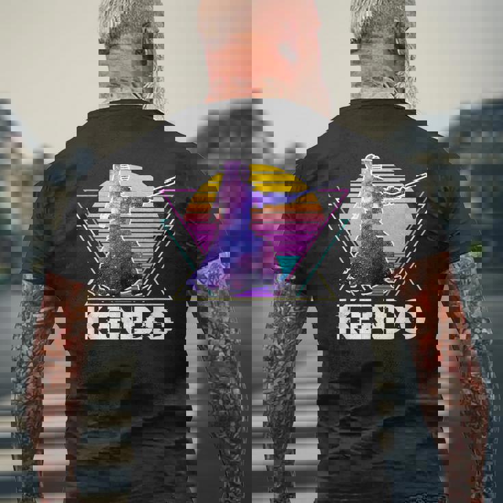 剣道 日本武道 レトロ ヴィンテージ ヴェイパーウェーブ 90年代 メンズTシャツ バックプリント 高齢者への贈り物