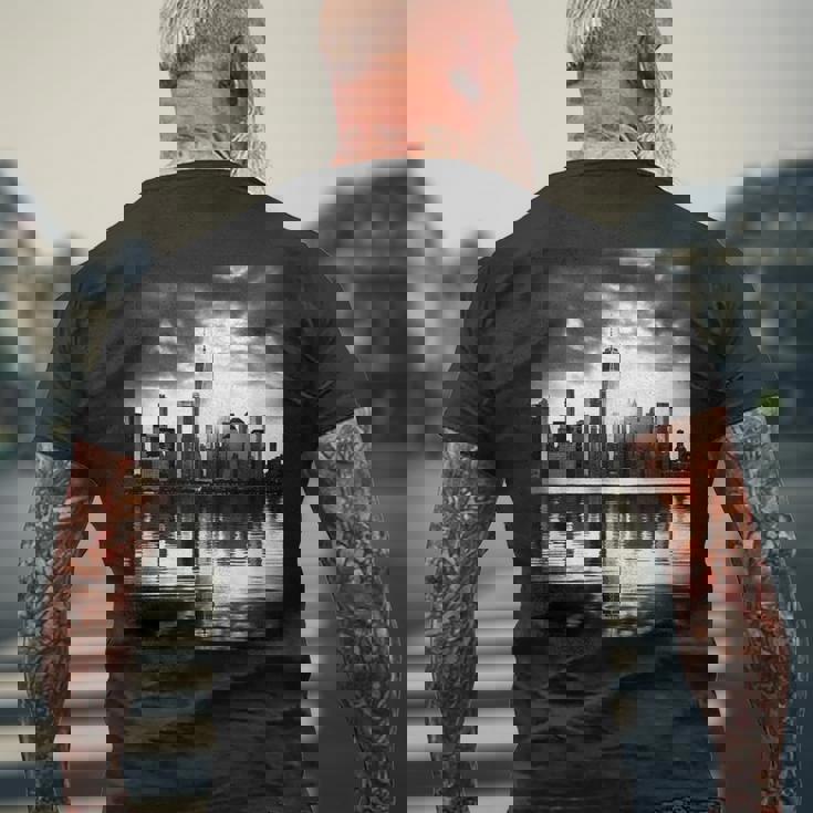 反射写真付き都市のモノクロ写真 メンズTシャツ バックプリント 高齢者への贈り物