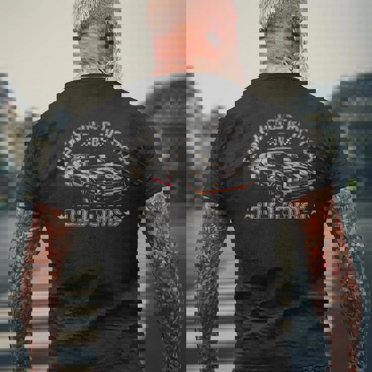 古い車から少し気が散る面白いヴィンテージクラシックカー メンズTシャツ バックプリント 高齢者への贈り物