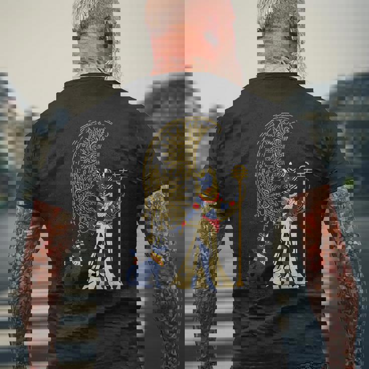 古代の典型的な猫の女神バステット エジプト 三日月 月 月 メンズTシャツ バックプリント 高齢者への贈り物