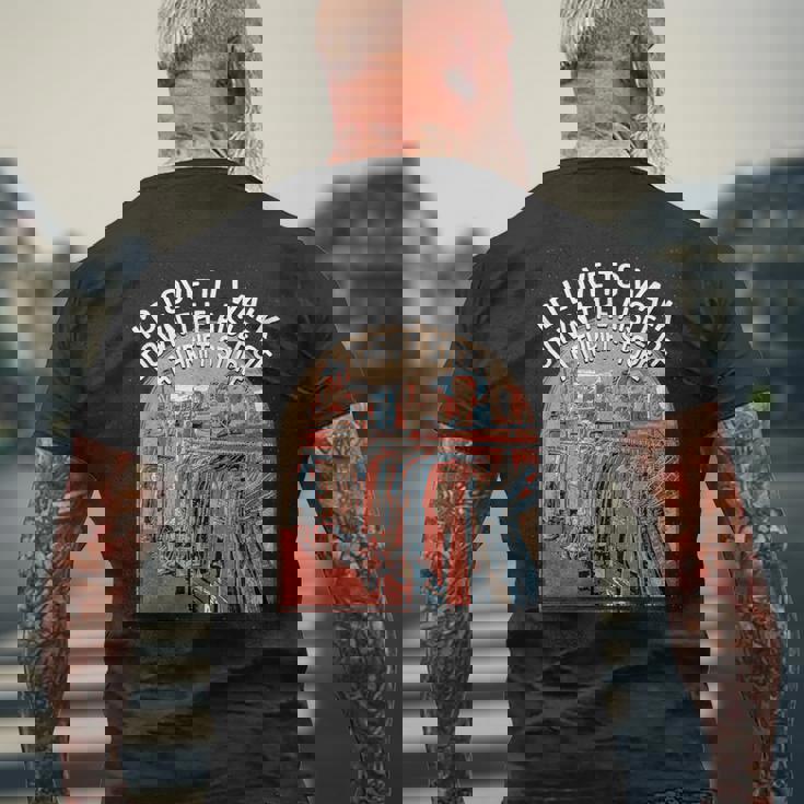 古着屋の通路を歩く面白い古着愛好家 メンズTシャツ バックプリント 高齢者への贈り物