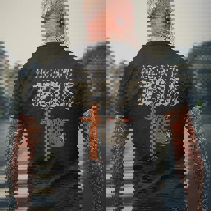 吊り下げナマケモノ ホールド オン イエス 神 クリスチャン メンズ レディース キッズ メンズTシャツ バックプリント 高齢者への贈り物