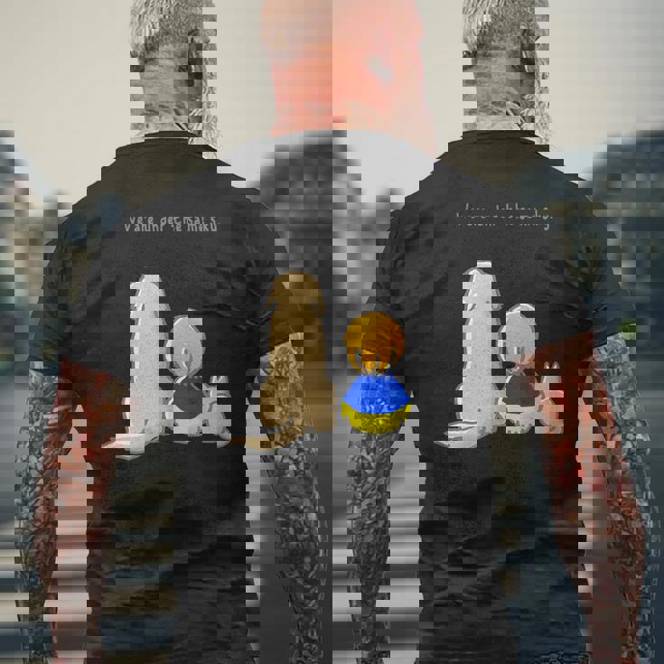 同じ空の下 ウクライナ 反戦 平和 希望 仲間 家族 犬 猫 メンズ レディース キッズ メンズTシャツ バックプリント 高齢者への贈り物