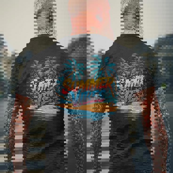 夏 バイブ トロピカル ビーチ ヤシの木 オーシャン サンシャイン メンズTシャツ バックプリント 高齢者への贈り物