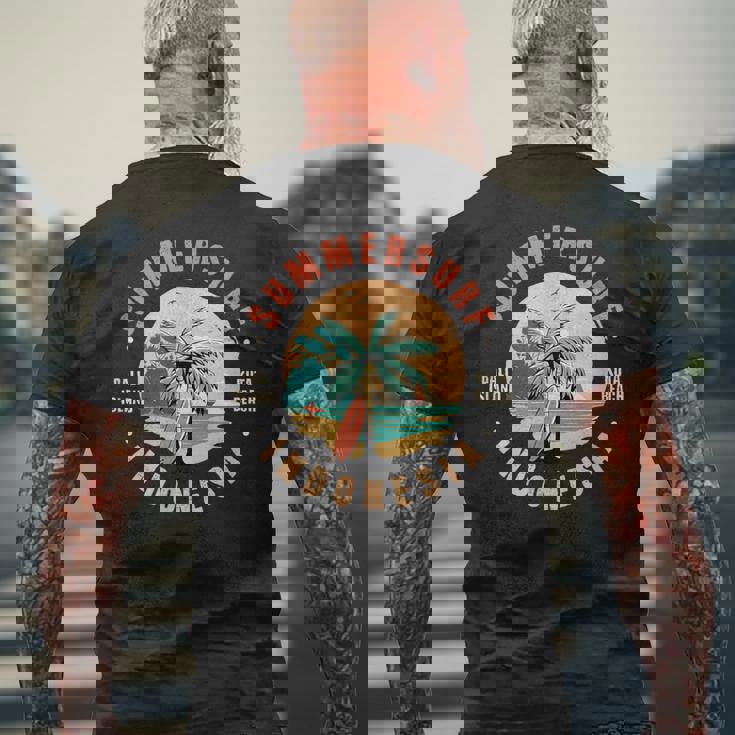 夏のサーフ、バリ島、クタビーチ、インドネシア旅行 メンズTシャツ バックプリント 高齢者への贈り物