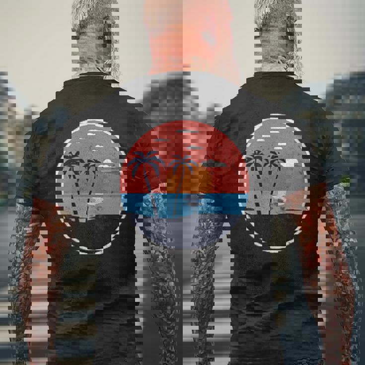 夏のビーチパームグラフィックポケットパッチバッジアイコンミニマリスト。 メンズTシャツ バックプリント 高齢者への贈り物