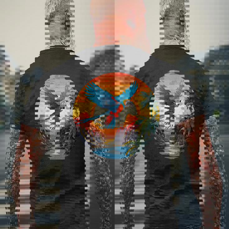 夕日の美しいコンゴウインコ、スカーレットコンゴウインコ メンズTシャツ バックプリント 高齢者への贈り物