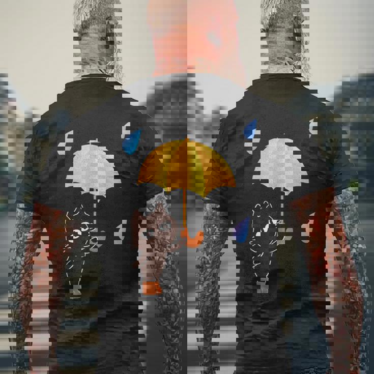 大人かわいい絵本の猫 雨の日 メンズTシャツ バックプリント 高齢者への贈り物