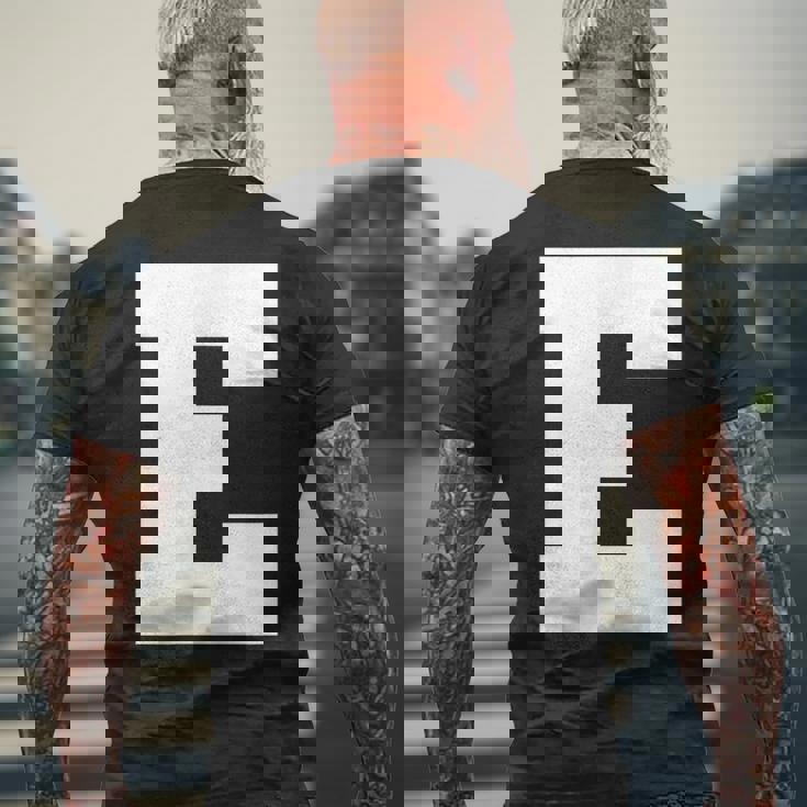 大文字 E アルファベット モノグラム イニシャル メンズTシャツ バックプリント 高齢者への贈り物