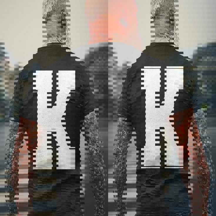 大文字 K アルファベットモノグラム イニシャル メンズTシャツ バックプリント 高齢者への贈り物