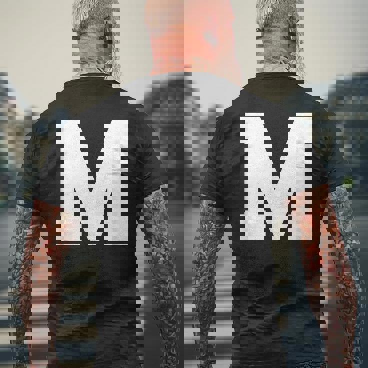 大文字 M アルファベットモノグラム イニシャル メンズTシャツ バックプリント 高齢者への贈り物