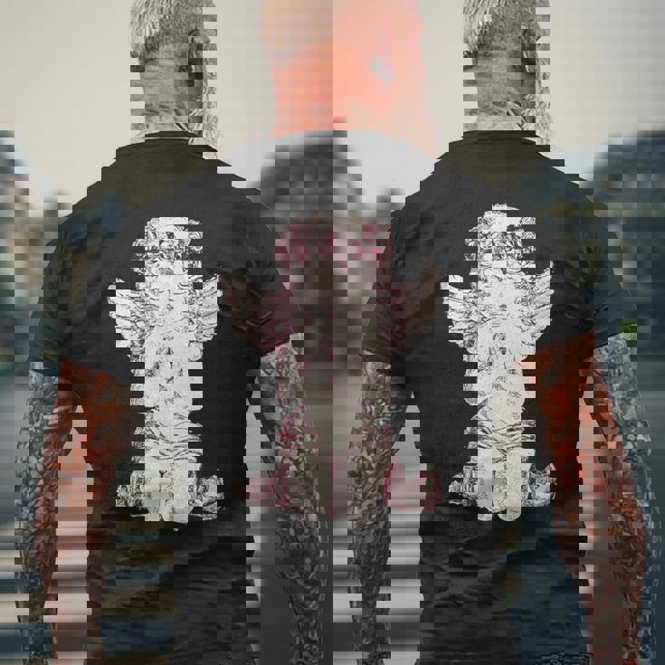 天使の羽を持つ膝の上の美的天使を祈る メンズTシャツ バックプリント 高齢者への贈り物