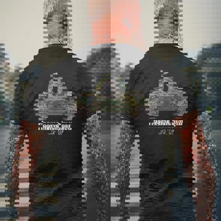 天安門スクエア民主主党抗議 64 1989年6月4日 戦車男 メンズTシャツ バックプリント 高齢者への贈り物