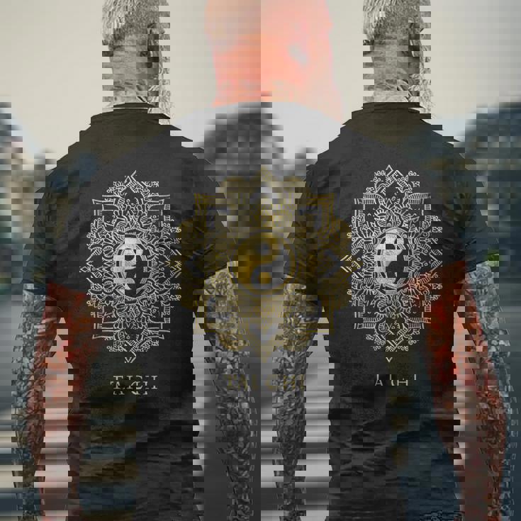 太極拳ゴールデンマンダラ メンズTシャツ バックプリント 高齢者への贈り物