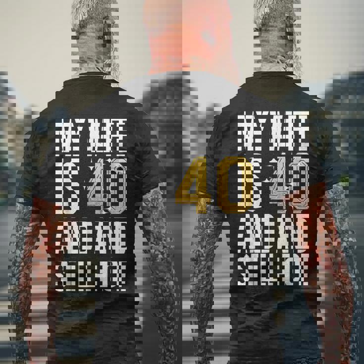 妻 40歳 誕生日プレゼント 妻は40歳でまだ暑い メンズTシャツ バックプリント 高齢者への贈り物