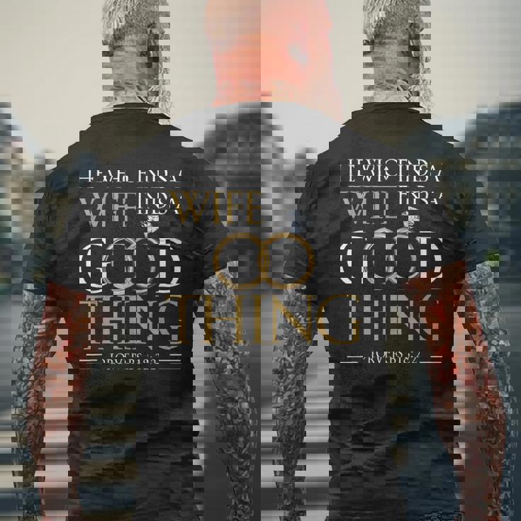 妻を見つけた彼は、良いことを見つける 夫のことわざ 18 22 メンズTシャツ バックプリント 高齢者への贈り物