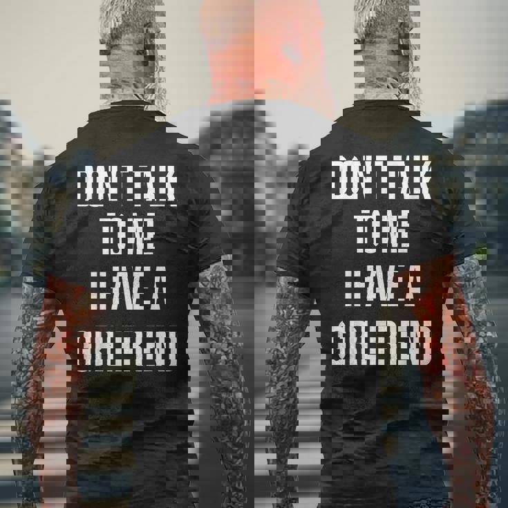 嫉妬深い彼女私に話しかけないでください私には彼女がいます メンズTシャツ バックプリント 高齢者への贈り物