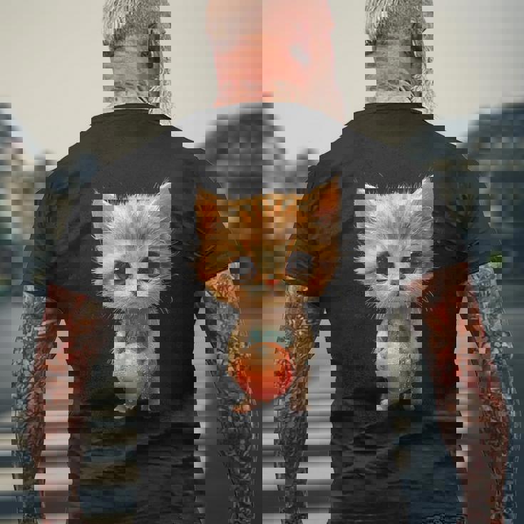 子猫、茶トラ、かわいい、おもしろい、癒し、ビーチ、ボール、砂浜、夏、海、ビーチボール、可愛い メンズTシャツ バックプリント 高齢者への贈り物