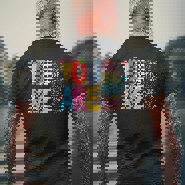 学校の初日に、あなたは素敵で、勇敢で、インスピレーションを与える先生です。 メンズTシャツ バックプリント 高齢者への贈り物