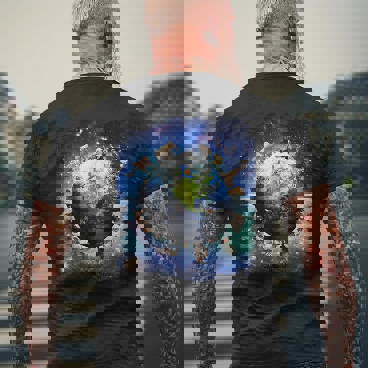 宇宙地球動物グループシーン メンズTシャツ バックプリント 高齢者への贈り物