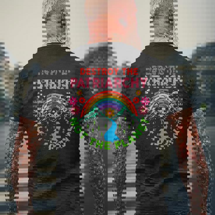 家父長制を破壊するのは地球ではない フェミニストへの贈り物 フェミニズム メンズTシャツ バックプリント 高齢者への贈り物