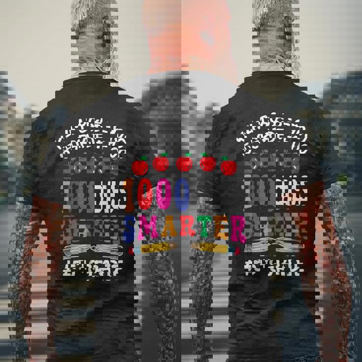 小学5年生 ハッピー1000デイズ スマーター・スクール 教師 生徒 メンズTシャツ バックプリント 高齢者への贈り物