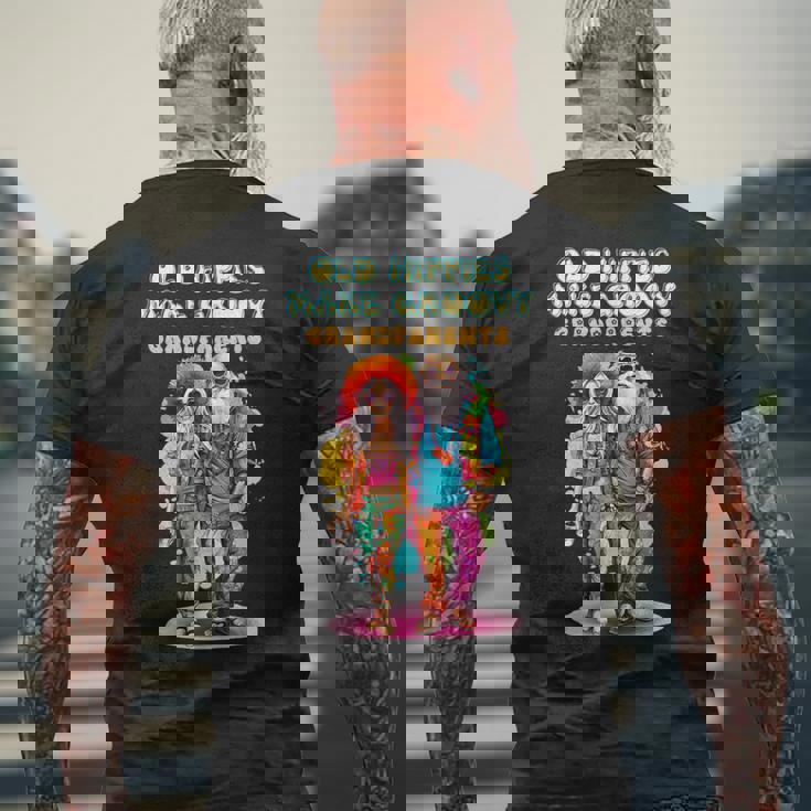 年老いたヒッピーがグルーヴィーな祖父母を作る メンズTシャツ バックプリント 高齢者への贈り物