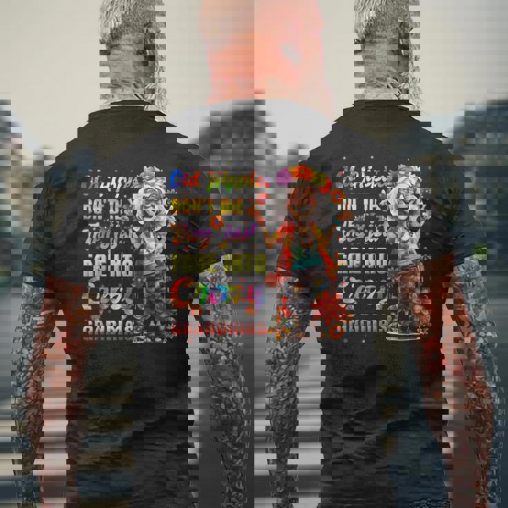 年老いたヒッピーは死なない、ただ狂ったおばあちゃんに消えていくだけ メンズTシャツ バックプリント 高齢者への贈り物