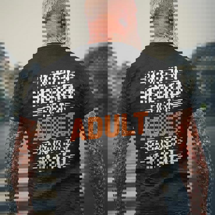 年齢のせいでよく大人と間違われる メンズTシャツ バックプリント 高齢者への贈り物