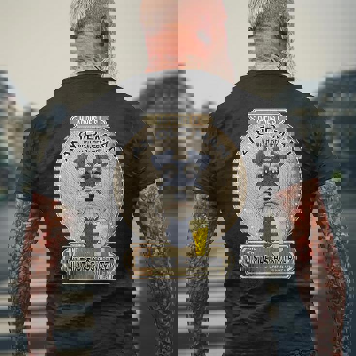 幸せはビールを持った老人にある ミニチュア・シュナウザー メンズTシャツ バックプリント 高齢者への贈り物