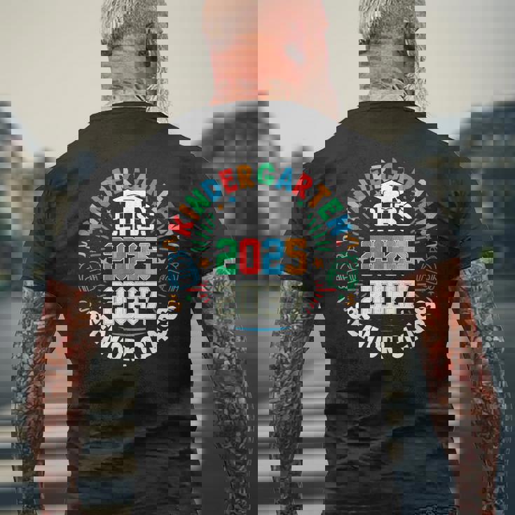 幼稚園卒業クラス 2025年度シニア2037年クラス メンズTシャツ バックプリント 高齢者への贈り物