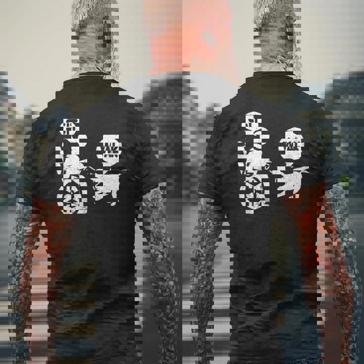 座って歩く 車いす ユーモア ジョーク 障害者 車いす メンズTシャツ バックプリント 高齢者への贈り物