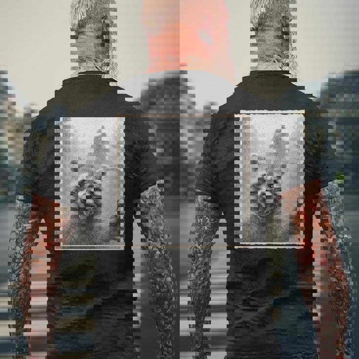 怖いアライグマのセルフィーとビッグフット&面白いサスカッチ。 メンズTシャツ バックプリント 高齢者への贈り物