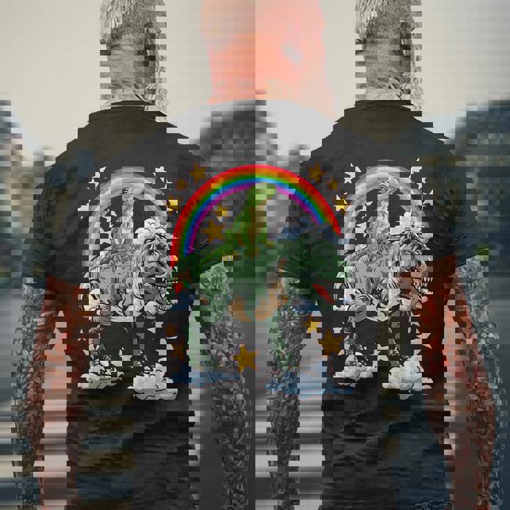 恐竜恐竜に乗る緑のイグアナ メンズTシャツ バックプリント 高齢者への贈り物