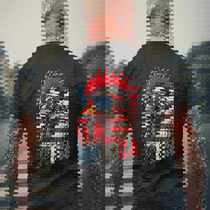 愛国心が強いチキンメリカ アメリカ国旗 鶏好き 7月4日 メンズTシャツ バックプリント 高齢者への贈り物