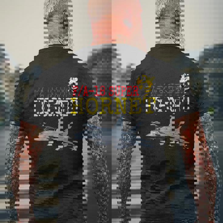 愛国的なアメリカ海軍「FA-18 スーパーホーネット」 In Action。 メンズTシャツ バックプリント 高齢者への贈り物