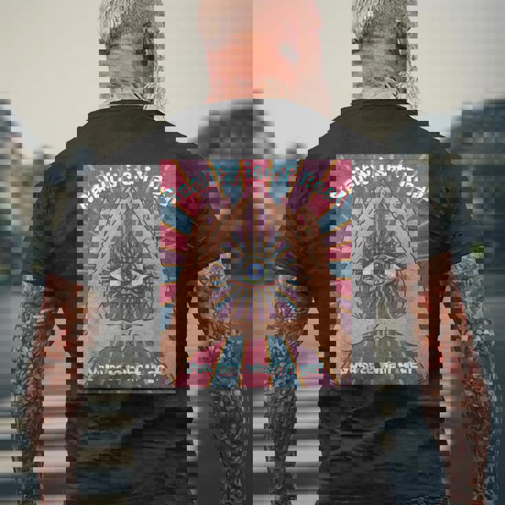 手、三角形、すべてが見える目を持つイルミナティデザイン。 メンズTシャツ バックプリント 高齢者への贈り物