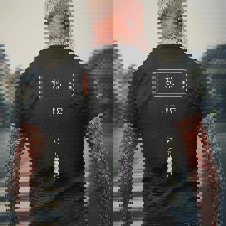 携帯電話のバッテリー1％は、バッテリーの寿命制限なしで空の電話を生きます メンズTシャツ バックプリント 高齢者への贈り物