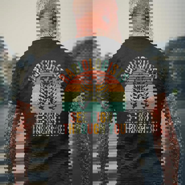 放射線科医があなたを通して見る放射線科 メンズTシャツ バックプリント 高齢者への贈り物