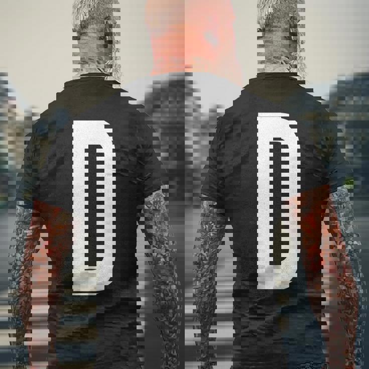 文字d アルファベットモノグラム イニシャル。 メンズTシャツ バックプリント 高齢者への贈り物