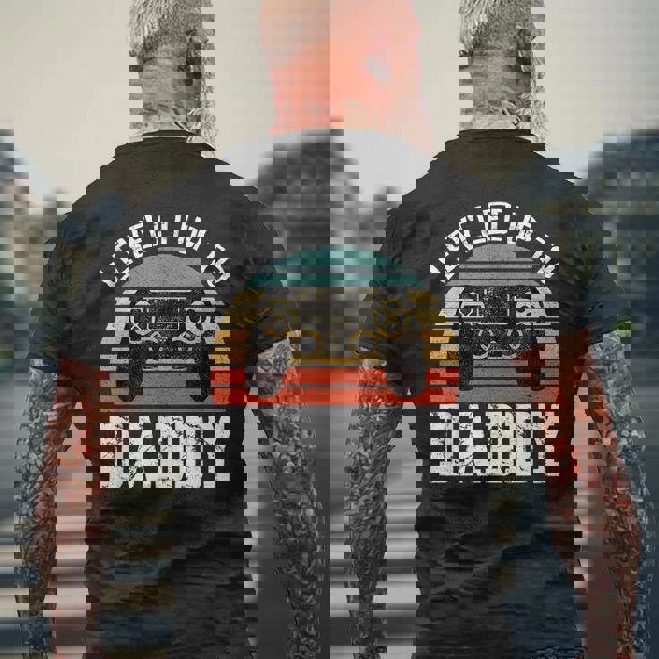 新米パパ 父の日 パパにレベルアップ メンズTシャツ バックプリント 高齢者への贈り物