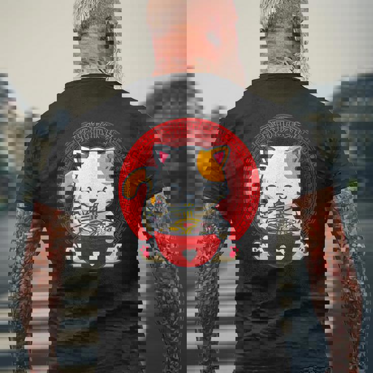 日本のカワイイ アニメ 猫 麺丼 猫 ラーメンを食べる メンズTシャツ バックプリント 高齢者への贈り物