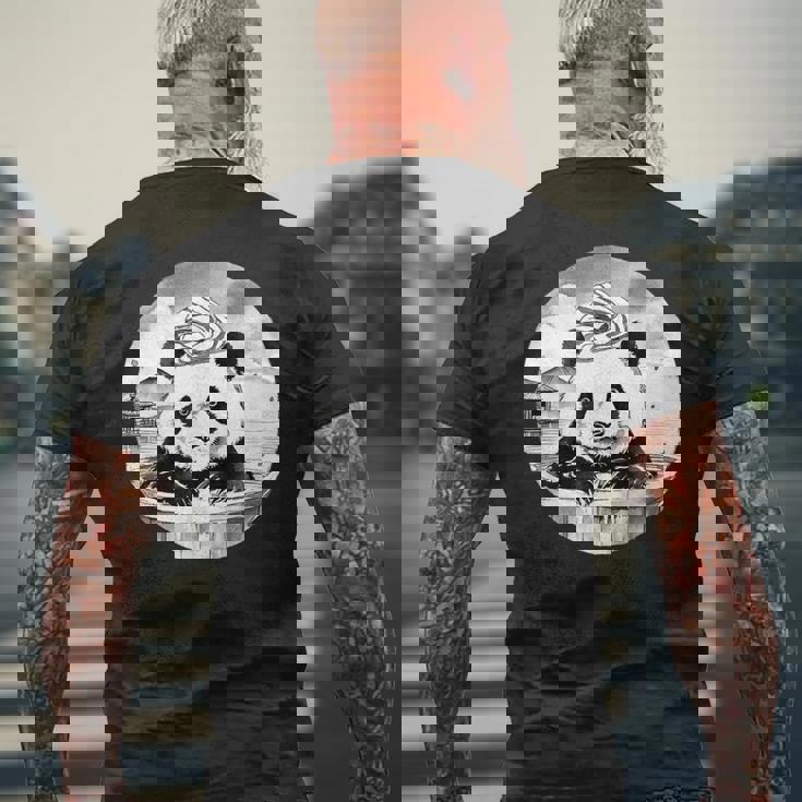 日本の温泉 パンダ 面白い 水墨画 温泉旅行 入浴 銭湯 お風呂 バスタイム 動物 和風 メンズTシャツ バックプリント 高齢者への贈り物