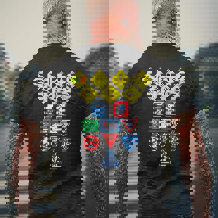 日本の道路標識、日本の交通警告シンボルグラフィック。 メンズTシャツ バックプリント 高齢者への贈り物